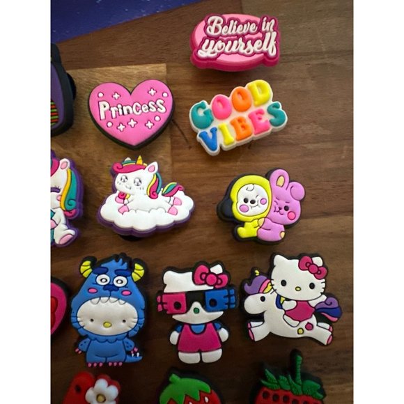 Sanrio Hello Kitty 19 Shoe Charms Multiple Characters Fits Crocs - Picture 3 of 6